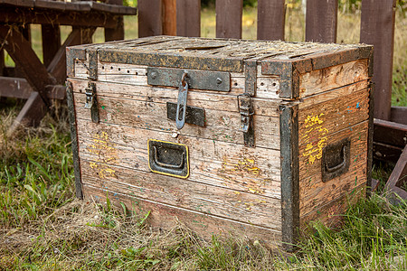 草地上的旧木制储藏箱托盘橱柜车厢装饰乡村胸部立方体宝藏贮存艺术图片