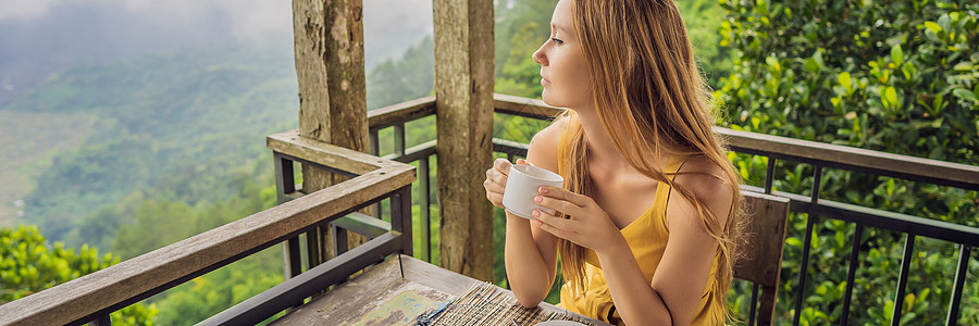 年轻女子在山上的咖啡馆喝咖啡 在长途的FormAT银行餐厅喝咖啡日落国家旅行娱乐阳台森林远足潮人杯子冒险图片