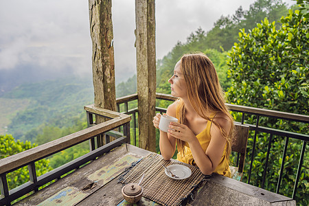 年轻女子在山上咖啡厅喝咖啡太阳杯子享受女士旅游成人潮人饮料天空旅行图片