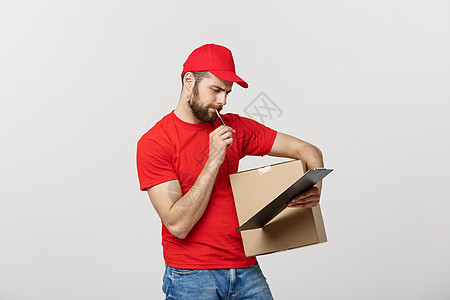 身穿红色T恤的穿红毛衫 装着两个空纸板盒的送信员或经销商 携带两个空纸箱平衡白色命令邮件商业纸板盒子工作微笑船运图片