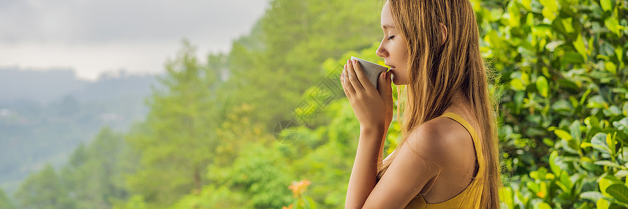 年轻女子在山上的咖啡馆喝咖啡 在长途的FormAT银行餐厅喝咖啡日落女性闲暇旅游游客山脉咖啡格式香气杯子图片