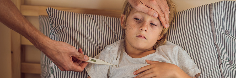 横幅 长版式 生病的男孩带着温度计躺在床上 父亲用手测量体温 父亲检查有温度计的生病儿子的体温 发烧和卧病在床的病童感染流感温度图片