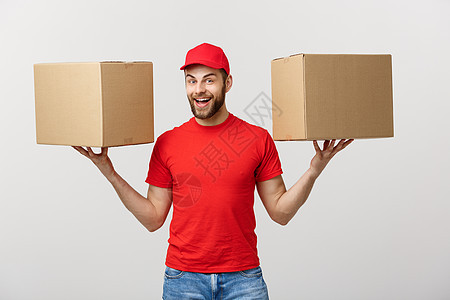 身穿红色T恤的穿红毛衫 装着两个空纸板盒的送信员或经销商 携带两个空纸箱导游男人邮递员服务邮政纸板平衡工作成人商业图片