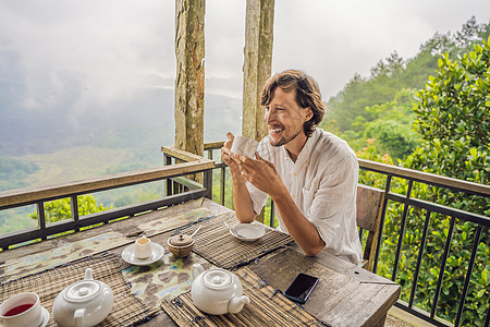 男人在山上咖啡馆喝茶山脉森林闲暇假期成人烧瓶咖啡杯子男性旅行图片