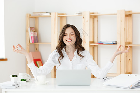 商业与健康概念 笔记本电脑附近的肖像年轻女性 在办公桌前练习冥想 在笔记本电脑前 在线瑜伽课程 休息一分钟生活工人管理人员职场姿图片