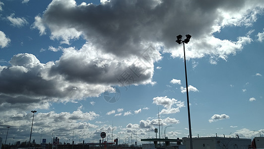 浅蓝天空中的毛云图片