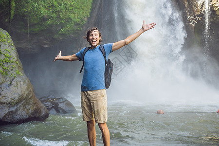 在瀑布背景上旅行的男子 生态旅游概念自由背包游客山脉远足闲暇溪流运动地标远足者图片