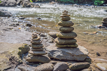 Inuksuk土著 Rock Pile 在溪水里本土工艺省会雕塑蓝色海滩文化岩石卵石黑与白图片