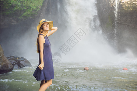 以瀑布背景为背景的女旅行者旅游溪流女性夫妻乐趣成人女士岩石环境自由图片