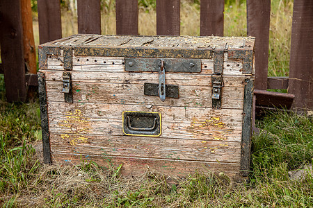 草地上的旧木制储藏箱抽屉立方体架子装饰水晶古董托盘盒子木头梳妆台图片