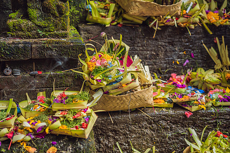 每日送礼在印度尼西亚巴厘岛 加南沙里语非常重要情调上帝信仰食物传统供品异国宗教篮子橙子图片