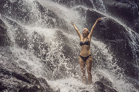 以瀑布背景为背景的女旅行者女孩游客女性女士夫妻假期热带风景环境裙子图片
