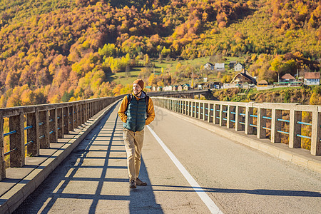 黑山大桥背景的男子 在Tara河雾中清晨出行 环游黑山概念旅游森林建筑学旅行地标石头国家观光男人全景图片