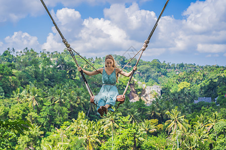 年轻女子在印度尼西亚巴厘岛的丛林雨林中荡秋千 在热带摇摆 秋千巴厘岛的潮流荒野冒险座位棕榈乌布闲暇喜悦女孩旅行女士图片