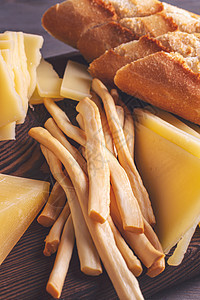 硬干酪和纤维奶酪 木板上还有面包片面包产品早餐营养烹饪美食牛奶小吃奶制品饮食图片