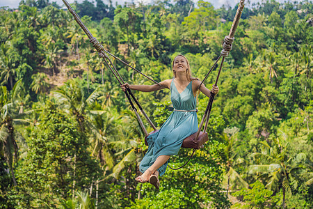 年轻女子在印度尼西亚巴厘岛的丛林雨林中荡秋千 在热带摇摆 秋千巴厘岛的潮流旅行冒险假期肾上腺素吸引力乐趣闲暇青少年森林荒野图片