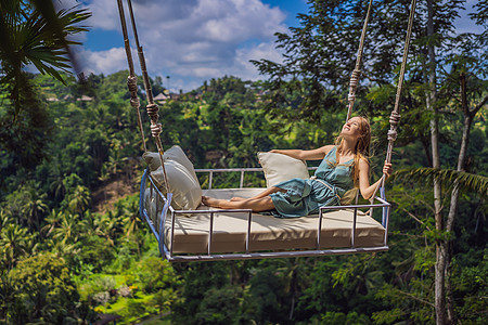 年轻女子在印度尼西亚巴厘岛的丛林雨林中荡秋千 在热带摇摆 秋千巴厘岛的潮流女孩旅行假期风景旅游绳索飞行喜悦游客乐趣图片
