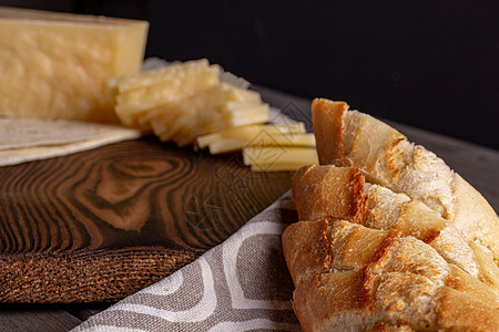 硬干酪和纤维奶酪 木板上还有面包片饮食奶制品美食早餐面包烹饪牛奶营养小吃厨房图片