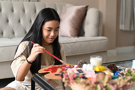 小学女生在家闲暇 用水彩画画画 (注 请查看InfoFinland上的图片