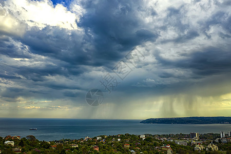 狂暴的风暴云和大海雨海岸云景雷雨海洋蓝色场景天气飓风支撑戏剧性图片