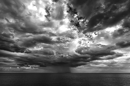 暴云和大雨笼罩在海面上海洋戏剧性云景天空风暴蓝色环境地平线活力黑与白图片