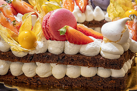 一种美味的托盘 配有梅林盖 奶油 草莓和玛卡龙蛋糕水果美食咖啡店味道糕点甜点浆果巧克力食物图片