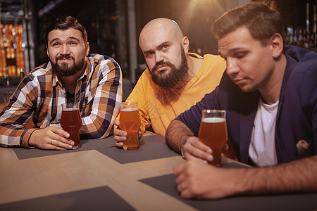 一群朋友一起喝酒喝啤酒的闲暇朋友们草稿餐厅手表木工人英语酒精啤酒展示图片