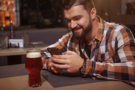帅哥在酒吧喝啤酒酒精互联网庆典乐趣媒体啤酒干杯餐厅胡子饮料图片