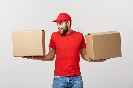 身穿红色T恤的穿红毛衫 装着两个空纸板盒的送信员或经销商 携带两个空纸箱纸盒船运运输载体工人邮递员微笑信使导游工作图片