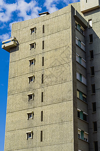 加泰罗尼亚语野兽派混凝土建筑 一种在 50 年代和 70 年代之间达到鼎盛时期的建筑风格 最初 它的灵感来自瑞士建筑师勒柯布西耶 的作品城市背景