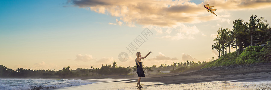 一位年轻女子在海滩上放风筝 梦想 愿望 未来计划 爱因斯坦 远方的FormAT蓝色海滨活动假期快乐乐趣天空闲暇幸福天堂图片