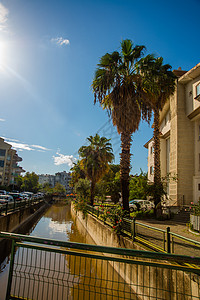 运河在Marmaris市的街道上用水 在阳光明媚的一天场景艺术蓝色历史中心遗产海洋历史性旅游游客图片