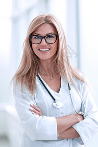 微笑的女医生和听诊器同事女性专家外套职员保健快乐卫生职场大堂图片