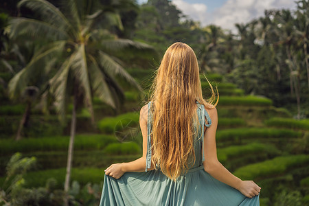 美丽的年轻女子走在典型的亚洲山坡上 那里种着水稻 山形绿色梯田梯田 乌布 巴厘岛 印度尼西亚 巴厘岛旅游理念女性季节旅行阳台植物图片