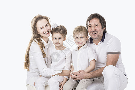 家庭肖像 父母与女儿和儿子在白种背景上的父母男生父亲拥抱教皇孩子们女孩母亲丈夫幸福喜悦图片