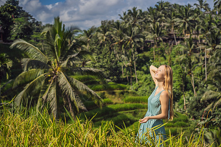 美丽的年轻女子走在典型的亚洲山坡上 那里种着水稻 山形绿色梯田梯田 乌布 巴厘岛 印度尼西亚 巴厘岛旅游理念女士自由环境女孩草地图片