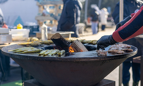 在俄罗斯卡利尼格勒地区斯韦托洛戈尔斯克拉申Kalinigrad靠近波罗的海的鱼节期间 熔鱼在大型烤架上被炸小鱼火焰美食食物海鲜烧图片
