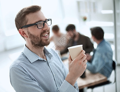 办公室里站着一杯咖啡的生意男商务人士饮料房间工人企业家商务战略经理人士职场桌子图片