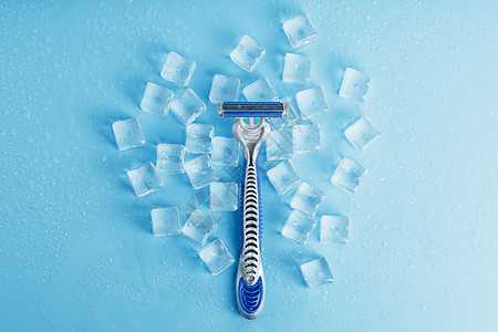 在冷冻的冰块背景上刷新剃须机 不引起刺激男人宏观塑料刀片淋浴工具物品广告牌安全胡须图片
