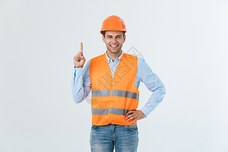 带着橙色背心的快乐年轻工匠肖像 在白色背景上被隔离商业安全工作工程成人领班员工男人帽子职业图片