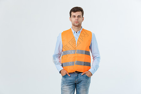 带着橙色背心的快乐年轻工匠肖像 在白色背景上被隔离经理帽子工程建筑工作男性工人成人建设者男人图片