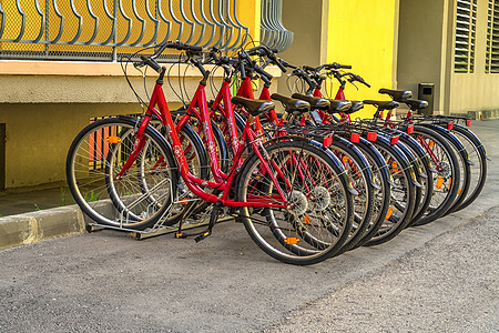 保加利亚瓦尔纳 — 2020年5月29日 满是自行车的自行车停放站 出租自行车图片