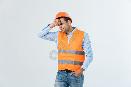 年轻人穿着建筑师的衣服和头盔 脸上带着愤怒的表情 消极的厌恶情绪 愤怒和拒绝的概念背心老板工作安全帽胡须手势员工工人安全男性图片