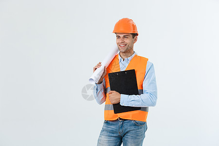 身着橙色头盔 面带微笑的年轻英俊建筑师工程师的半身肖像与蓝图合影 看着在白色背景 复制空间中隔离的相机男性成功绘画女士成人安全帽背景图片