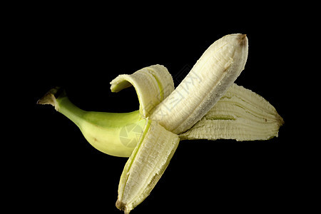 一个成熟的香蕉 半剥皮 黑色背景 孤立宏观剪裁早餐营养水果皮肤热带小吃小路饮食图片