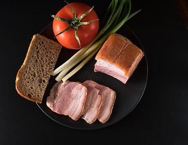 食物 切培根 番茄绿洋葱和一块黑面包 在黑色的黑底盘上小吃猪肉火腿餐厅厨师沙拉营养美食蔬菜午餐图片