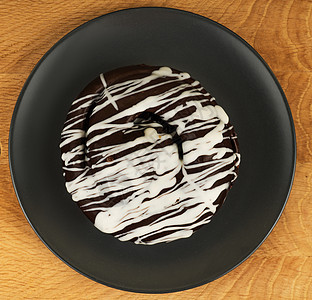 在木板上涂着深白巧克力的圆包子图片