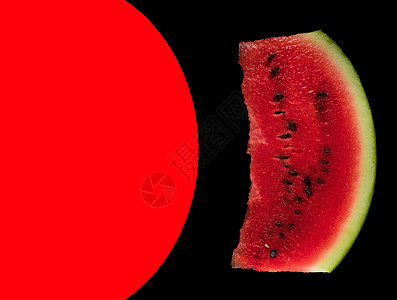 在照片中 一张黑色背景的成熟西瓜和用红色突出标注文字的地方(红色)图片