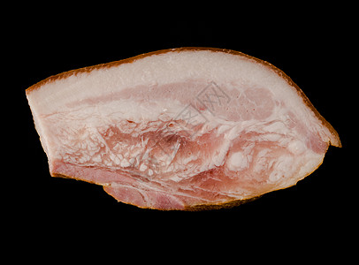 一块厚厚的即食便饭 烟熏 猪油布和一层层肉 在黑色背景上与世隔绝牛扒火腿食物美食胸部产品熏制猪肉厨房鱼片图片