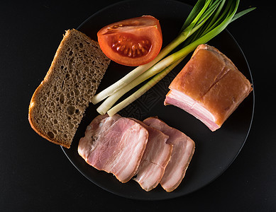 食物 猪油 绿洋葱 番茄 黑面包 在黑色背景的黑板上猪肉午餐烹饪美食蔬菜熏肉木头油炸桌子木板图片